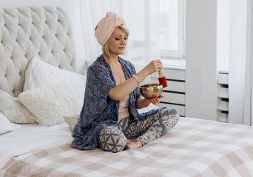 Experto recomienda tres mejores posiciones para ayudarte a dormir a los 50